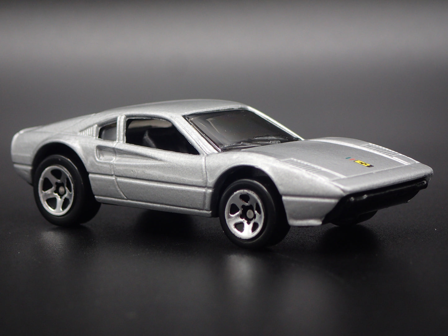 1975-1985 FERRARI 308 SUPER CAR 1:64 SCALE COLLECTIBLE DIORAMA DIECAST MODEL CAR