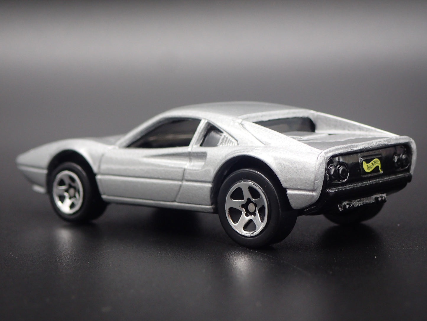 1975-1985 FERRARI 308 SUPER CAR 1:64 SCALE COLLECTIBLE DIORAMA DIECAST MODEL CAR
