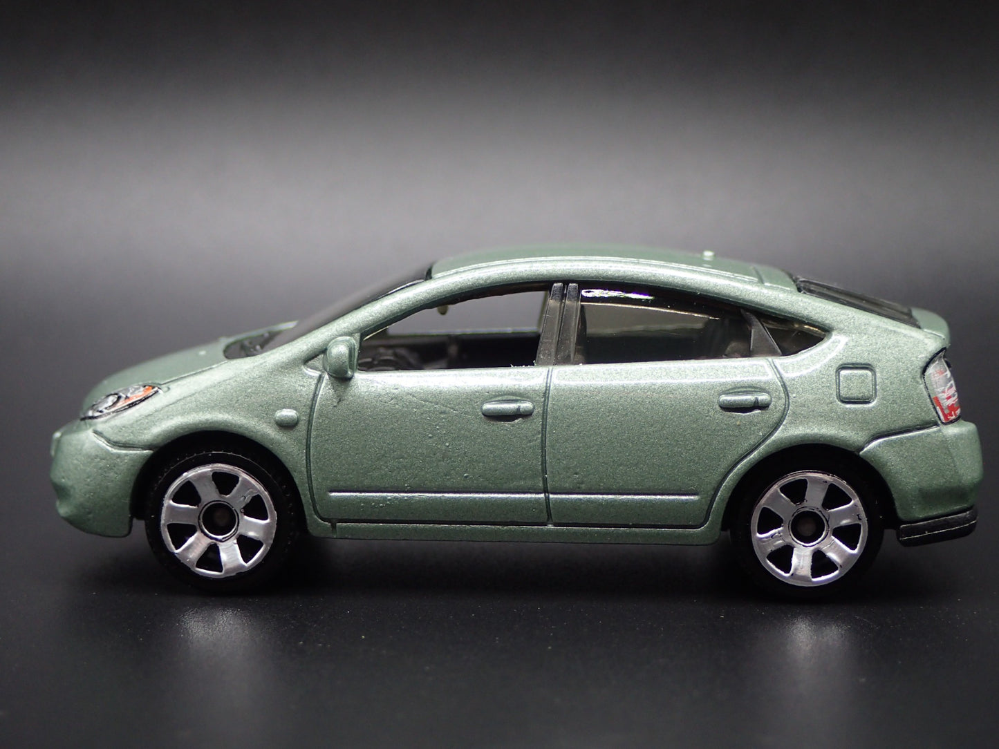 2003-2008 TOYOTA PRIUS GREEN 1/64 SCALE COLLECTIBLE DIORAMA DIECAST MODEL CAR