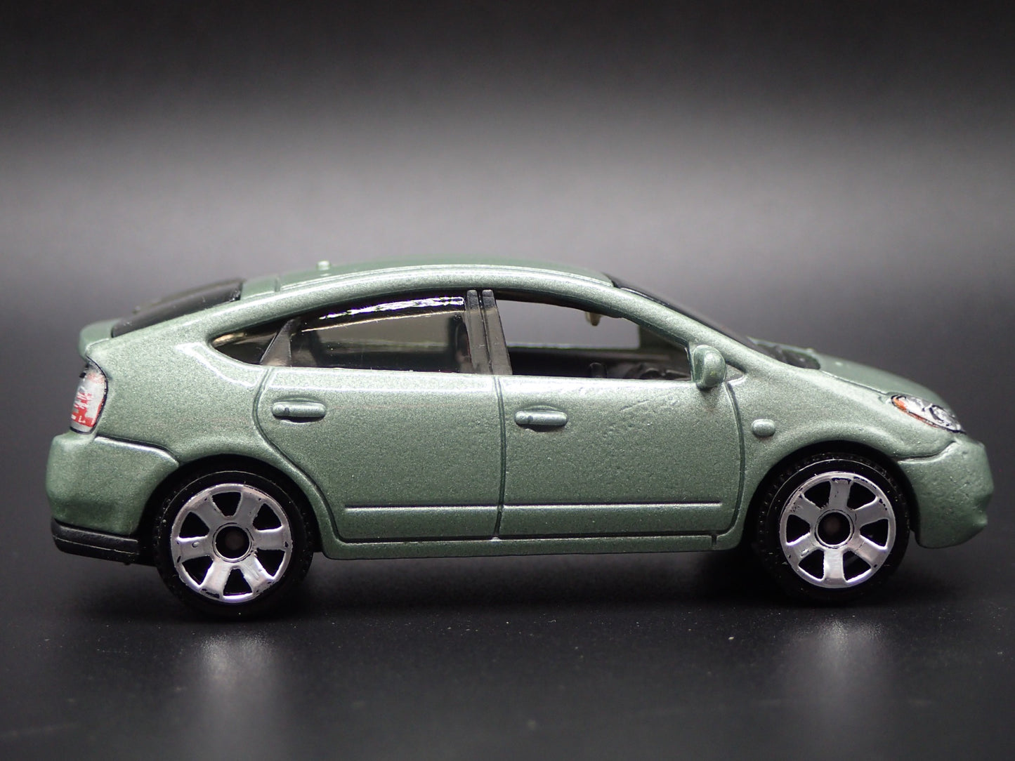 2003-2008 TOYOTA PRIUS GREEN 1/64 SCALE COLLECTIBLE DIORAMA DIECAST MODEL CAR
