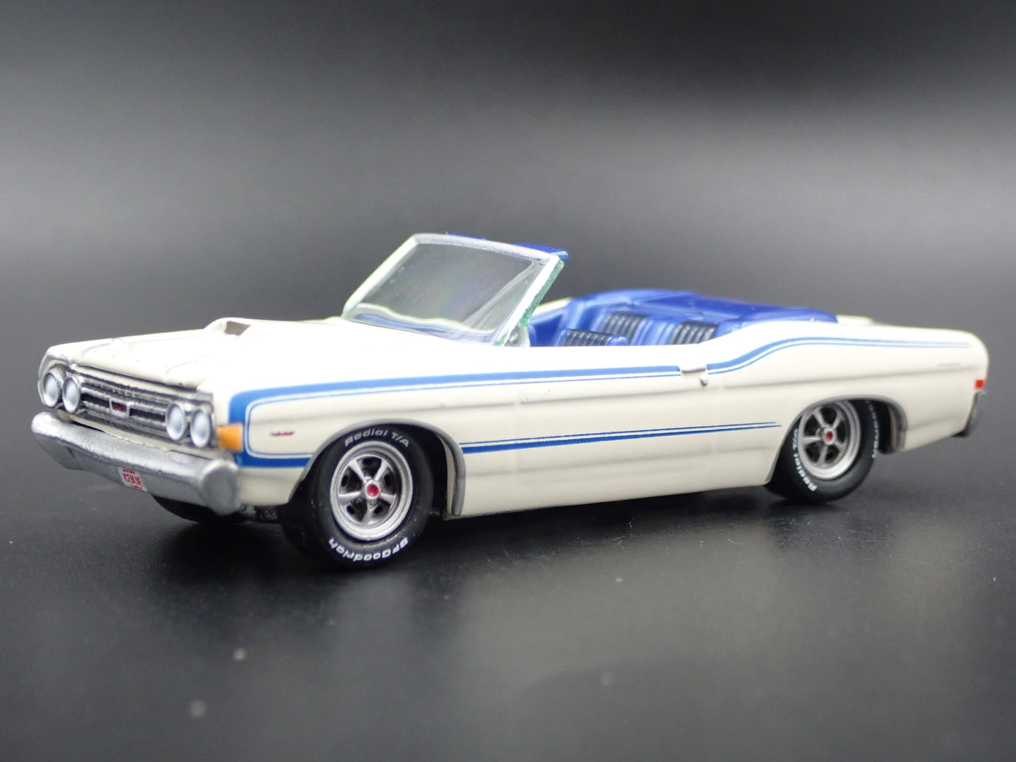 1968 68 FORD FAIRLANE TORINO GT CONVERTIBLE 1:64 SCALE DIORAMA DIECAST MODEL CAR