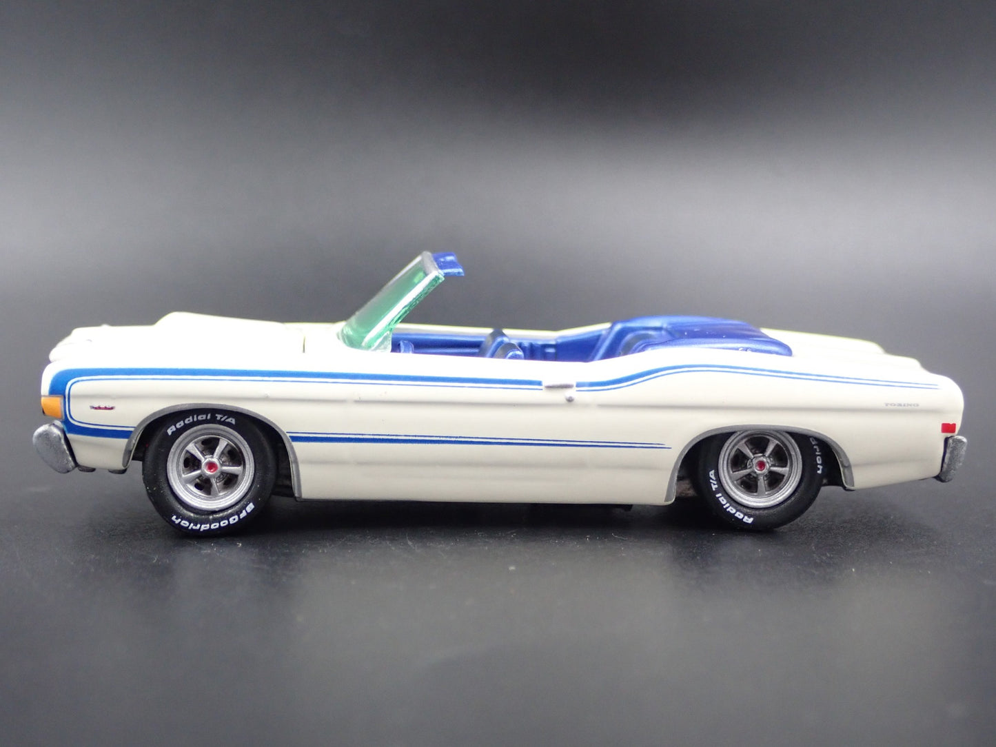 1968 68 FORD FAIRLANE TORINO GT CONVERTIBLE 1:64 SCALE DIORAMA DIECAST MODEL CAR