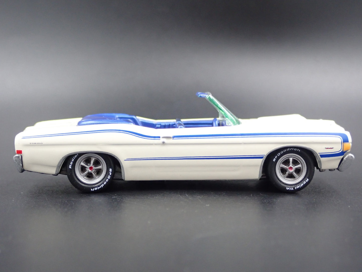 1968 68 FORD FAIRLANE TORINO GT CONVERTIBLE 1:64 SCALE DIORAMA DIECAST MODEL CAR