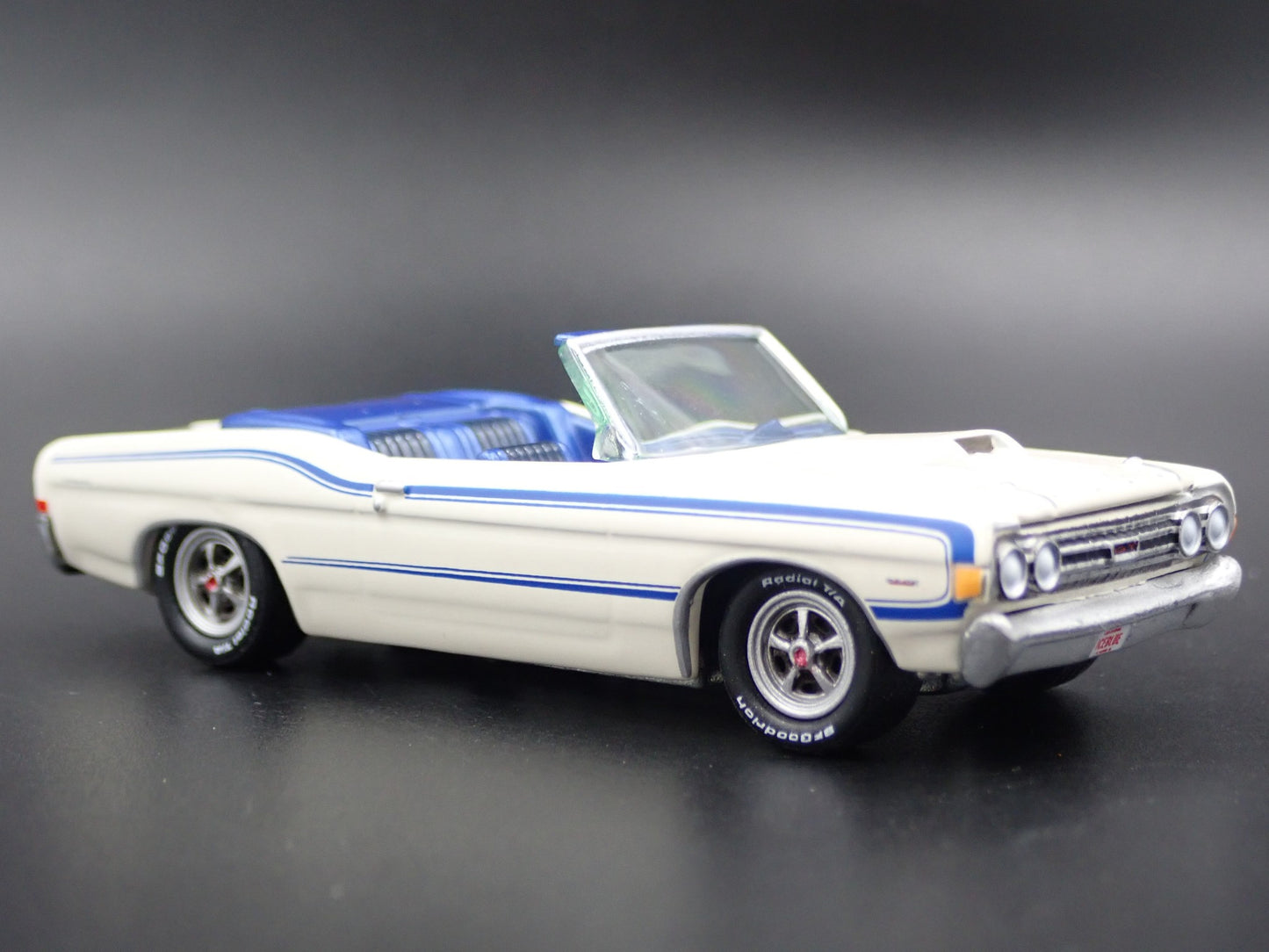 1968 68 FORD FAIRLANE TORINO GT CONVERTIBLE 1:64 SCALE DIORAMA DIECAST MODEL CAR