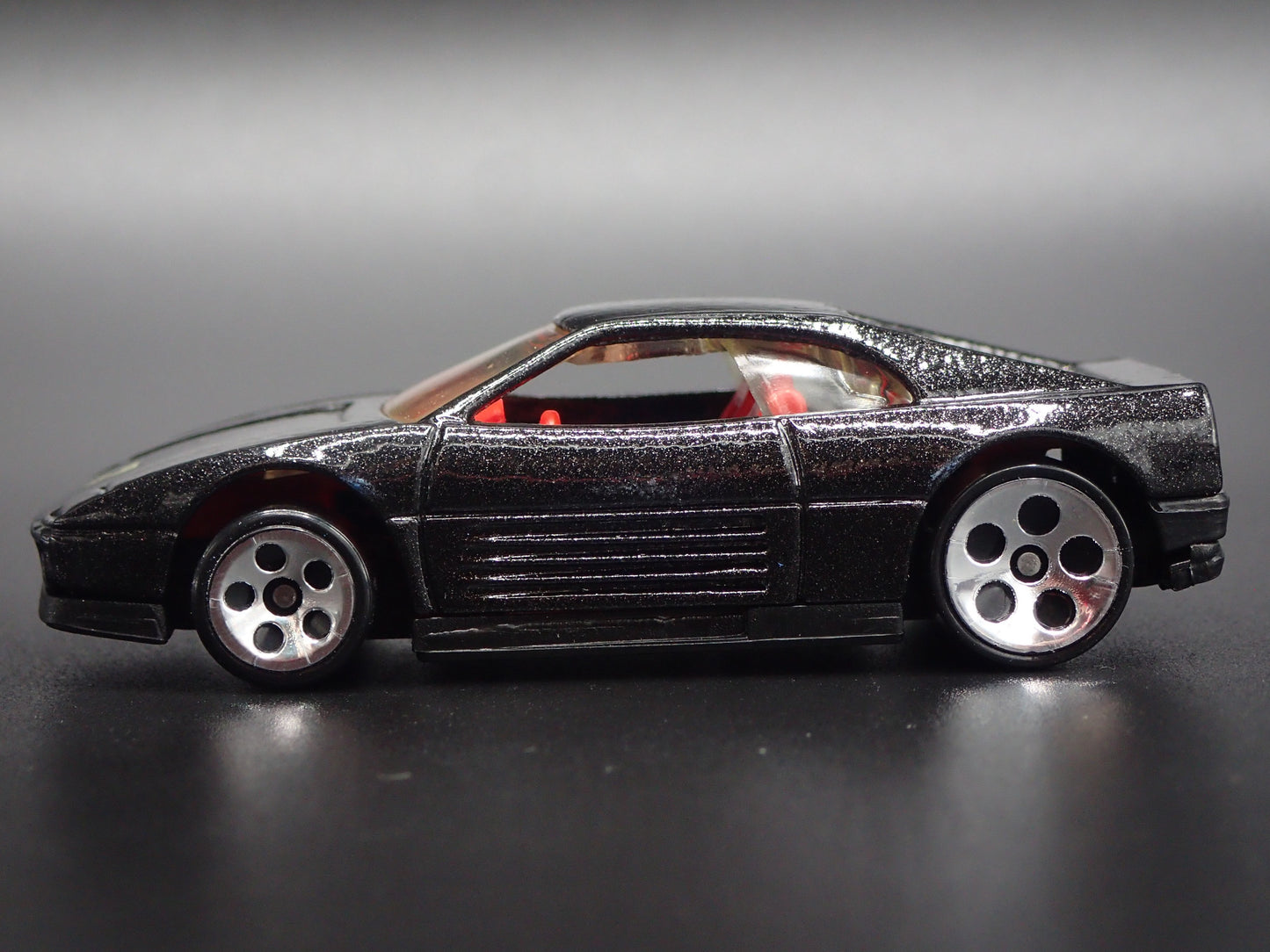 1989-1995 FERRARI 348 SUPER CAR 1:64 SCALE COLLECTIBLE DIORAMA DIECAST MODEL CAR