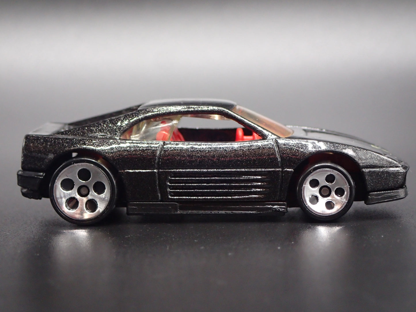 1989-1995 FERRARI 348 SUPER CAR 1:64 SCALE COLLECTIBLE DIORAMA DIECAST MODEL CAR
