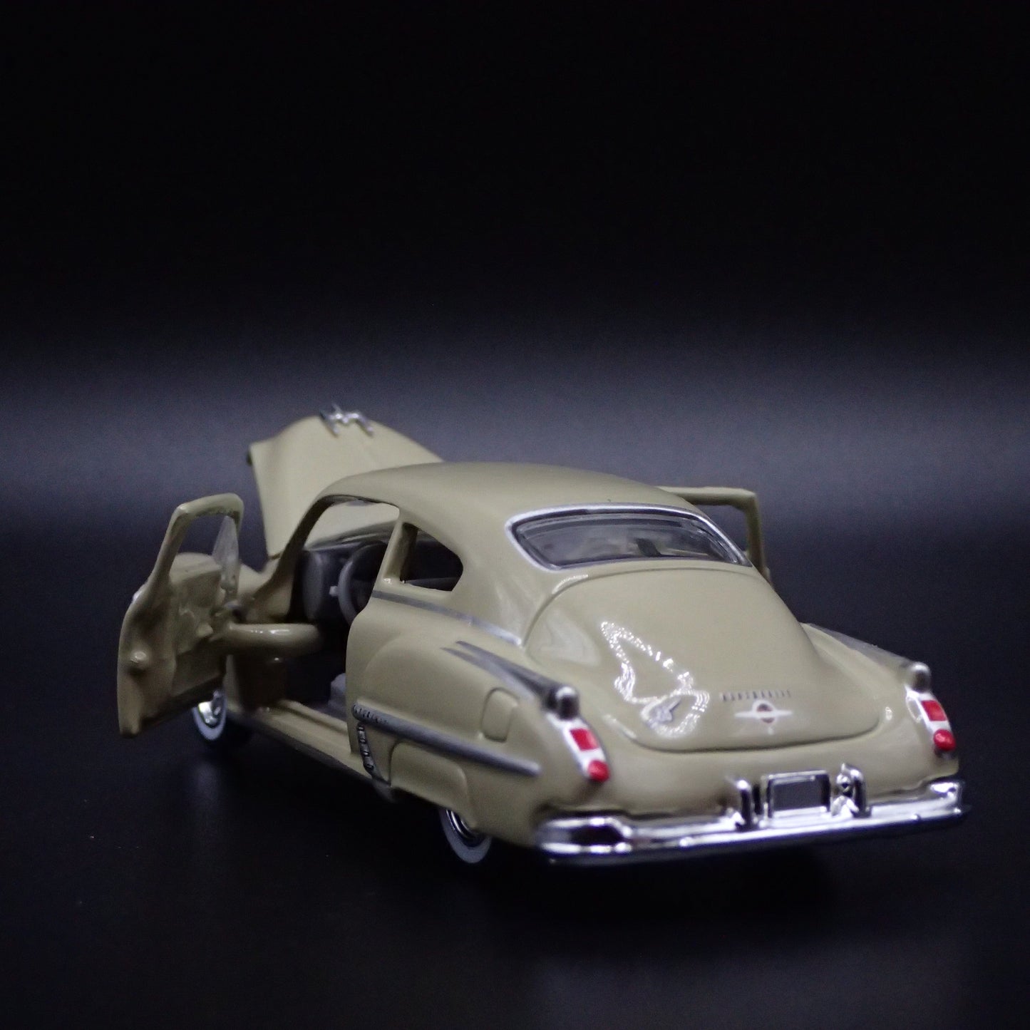 1950 50 OLDS OLDSMOBILE 88 FASTBACK RARE 1:64 SCALE DIORAMA DIECAST MODEL CAR