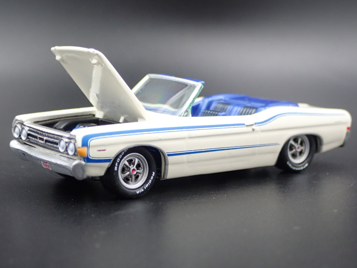 1968 68 FORD FAIRLANE TORINO GT CONVERTIBLE 1:64 SCALE DIORAMA DIECAST MODEL CAR
