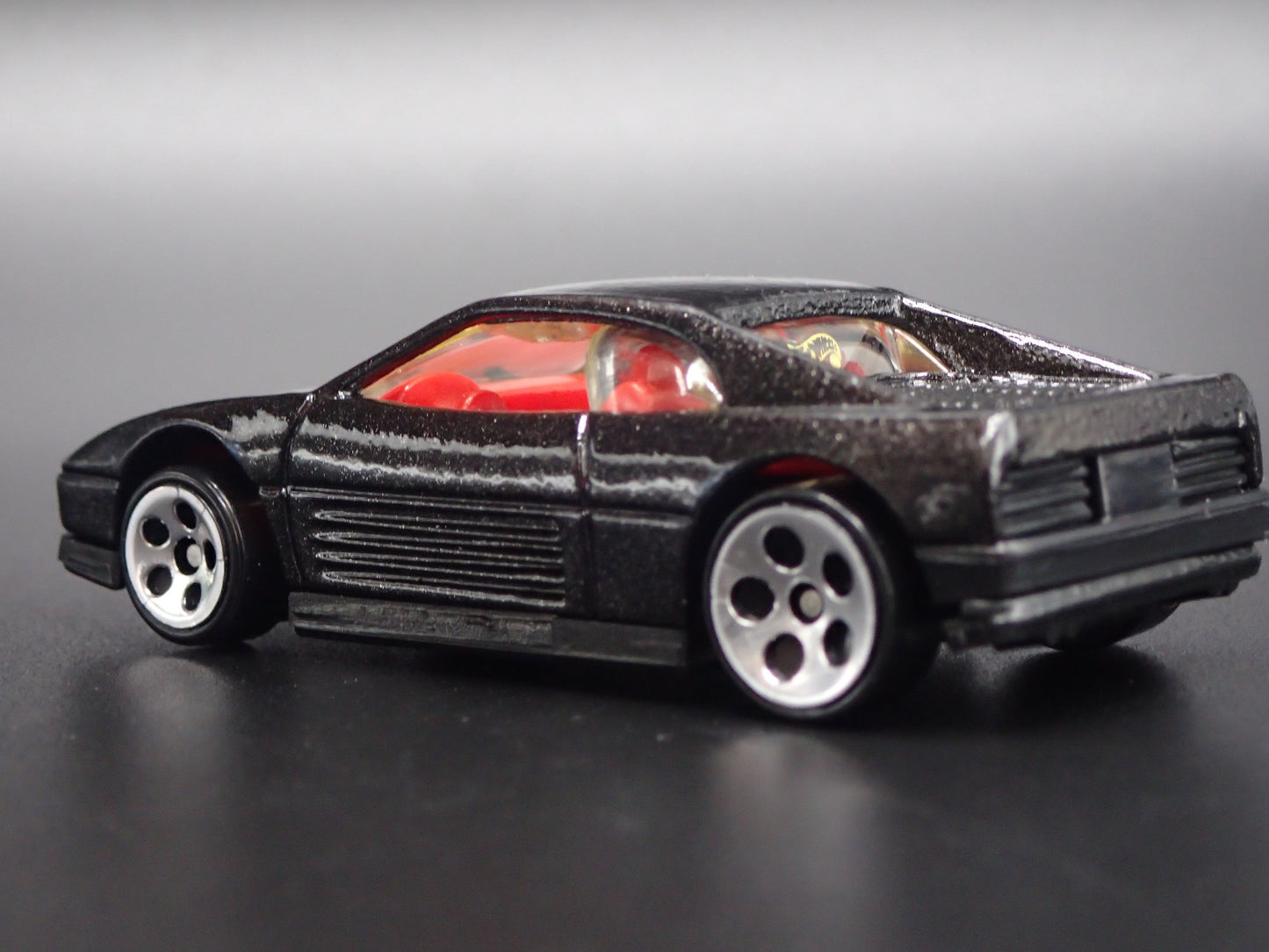 1989-1995 FERRARI 348 SUPER CAR 1:64 SCALE COLLECTIBLE DIORAMA DIECAST MODEL CAR