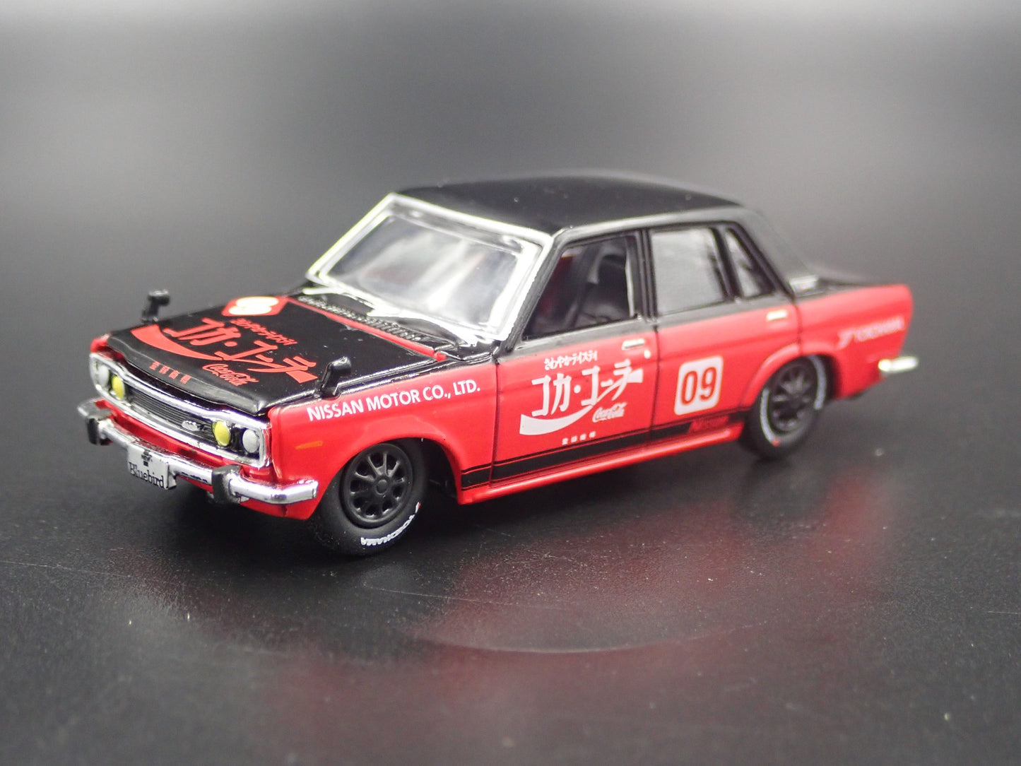 1967-1973 DATSUN BLUEBIRD 1600SSS COCA COLA 1:64 SCALE DIORAMA DIECAST MODEL CAR