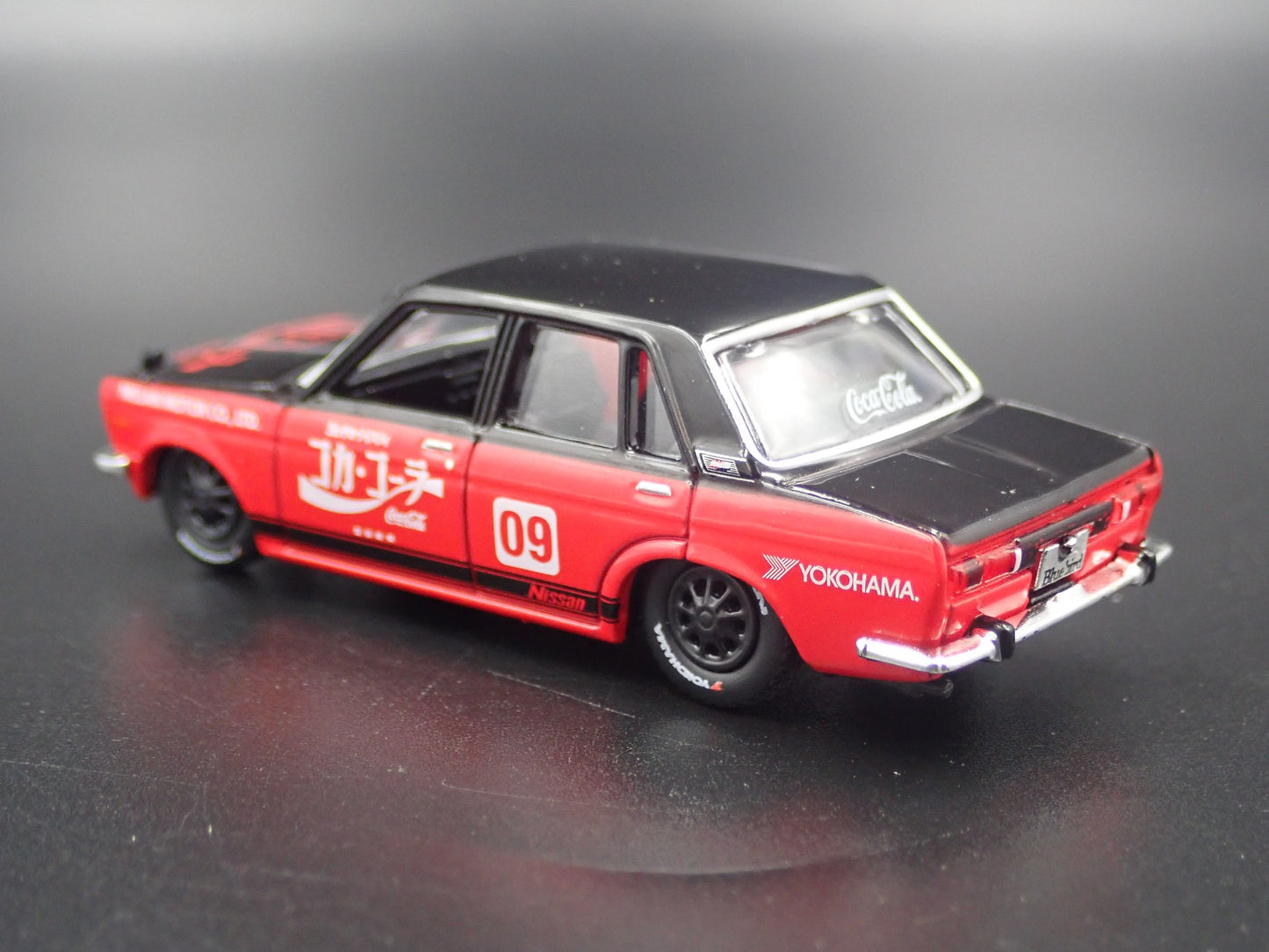 1967-1973 DATSUN BLUEBIRD 1600SSS COCA COLA 1:64 SCALE DIORAMA DIECAST MODEL CAR