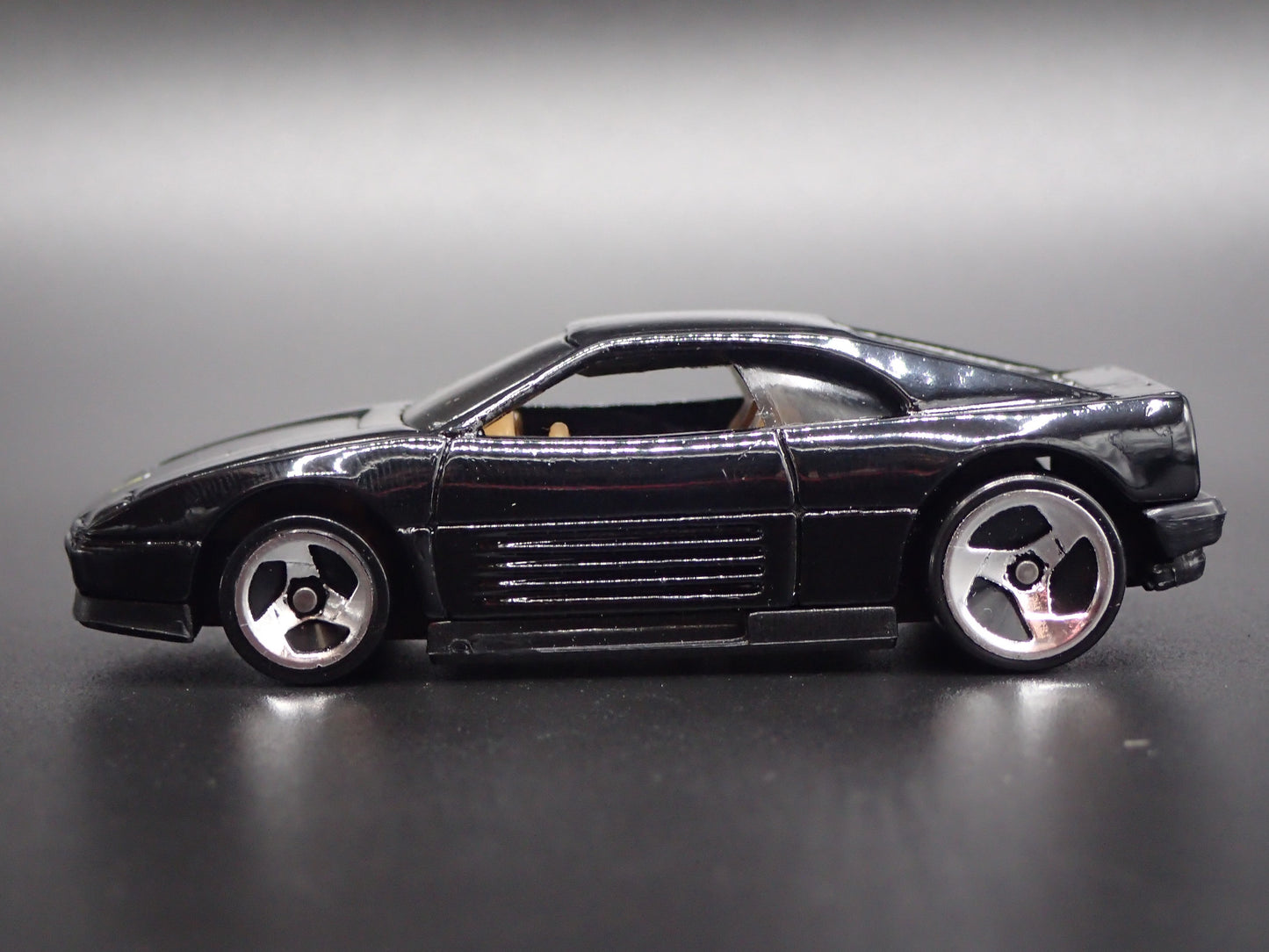1989-1995 FERRARI 348 SUPER CAR 1:64 SCALE COLLECTIBLE DIORAMA DIECAST MODEL CAR
