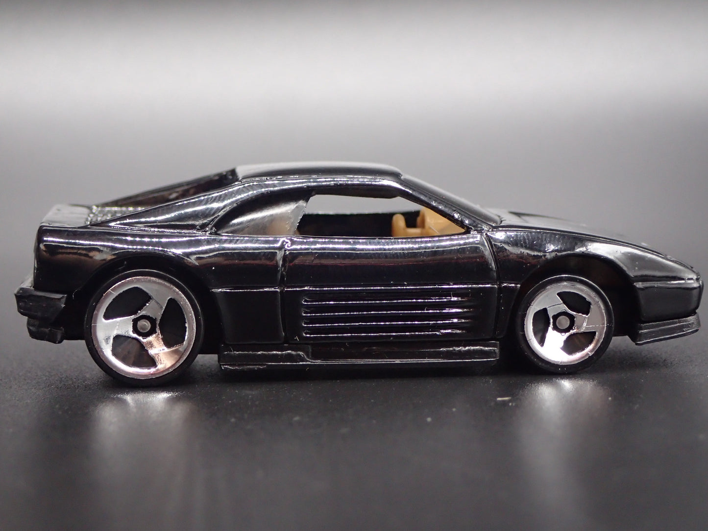 1989-1995 FERRARI 348 SUPER CAR 1:64 SCALE COLLECTIBLE DIORAMA DIECAST MODEL CAR