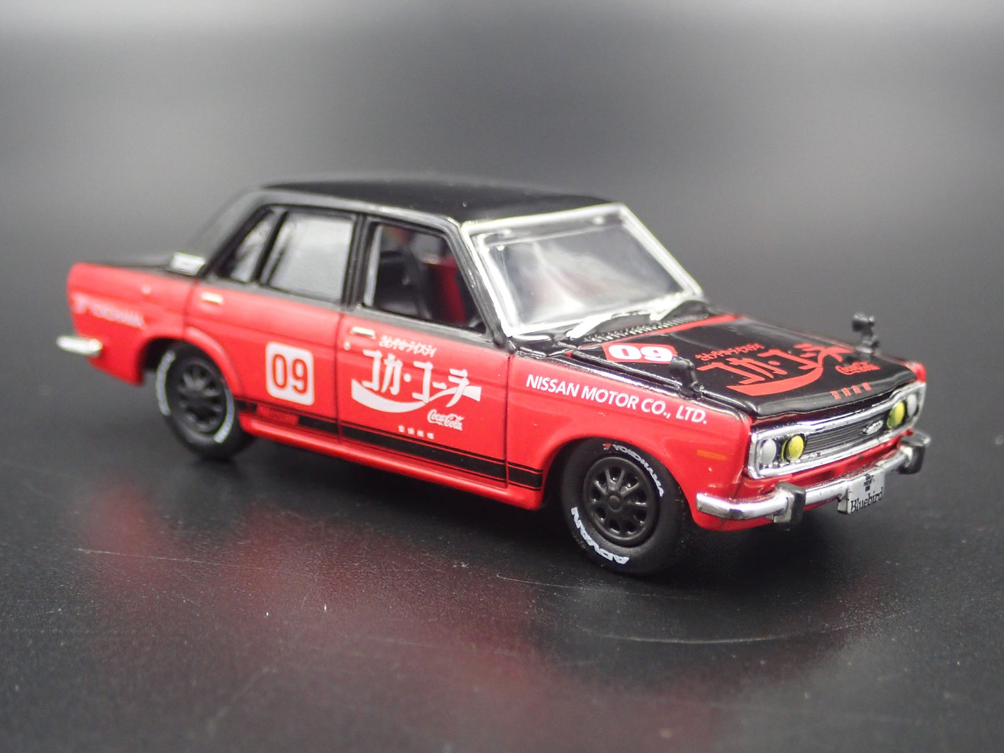1967-1973 DATSUN BLUEBIRD 1600SSS COCA COLA 1:64 SCALE DIORAMA DIECAST MODEL CAR