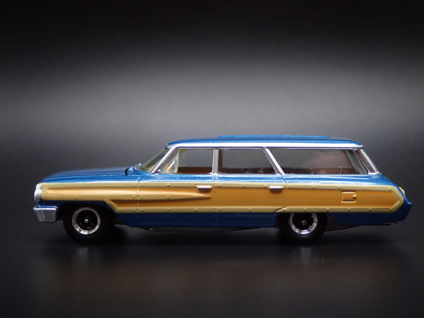 1964 64 FORD COUNTRY SQUIRE WAGON BLUE 1:64 SCALE COLLECTIBLE DIECAST MODEL CAR