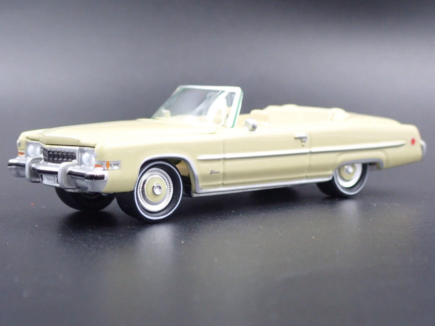 1973 73 CADILLAC CADDY ELDORADO CONVERTIBLE 1:64 SCALE DIORAMA DIECAST MODEL CAR
