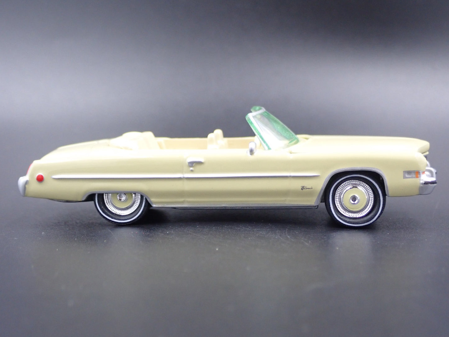 1973 73 CADILLAC CADDY ELDORADO CONVERTIBLE 1:64 SCALE DIORAMA DIECAST MODEL CAR