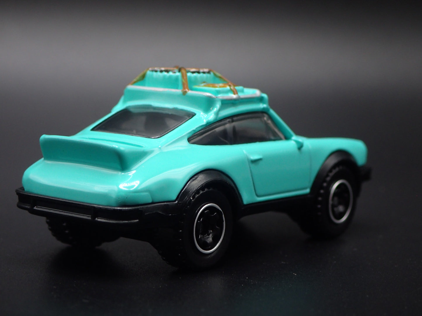 1985 85 PORSCHE 911 RALLY TEAL 1:64 SCALE COLLECTIBLE DIORAMA DIECAST MODEL CAR