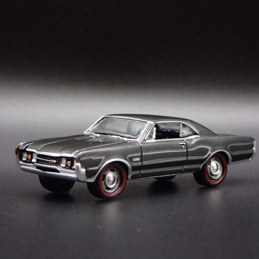 1967 67 OLDS OLDSMOBILE 442 W-30 RARE 1:64 SCALE DIORAMA DIECAST MODEL CAR