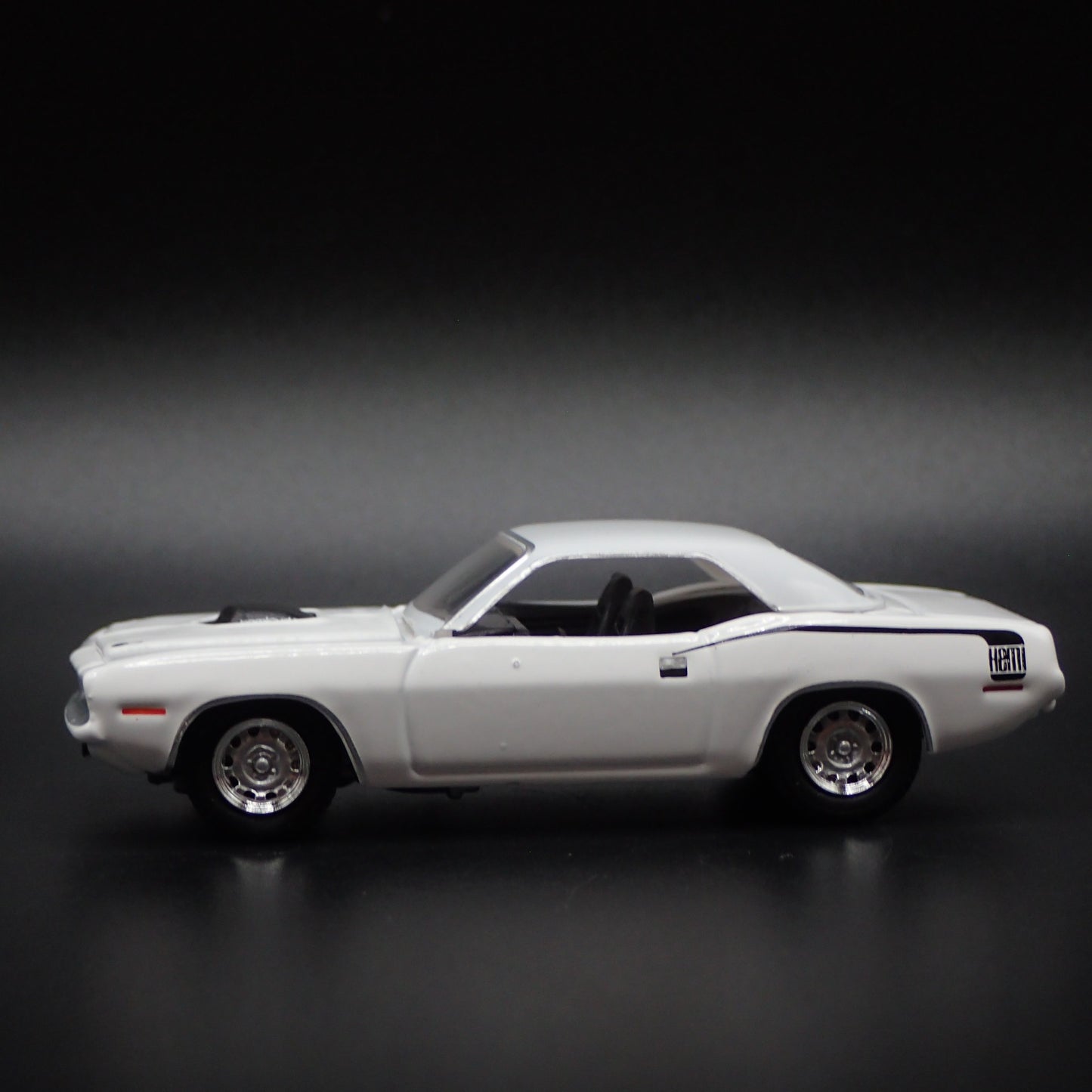 1970 70 PLYMOUTH HEMI CUDA RARE 1:64 SCALE COLLECTIBLE DIORAMA DIECAST MODEL CAR