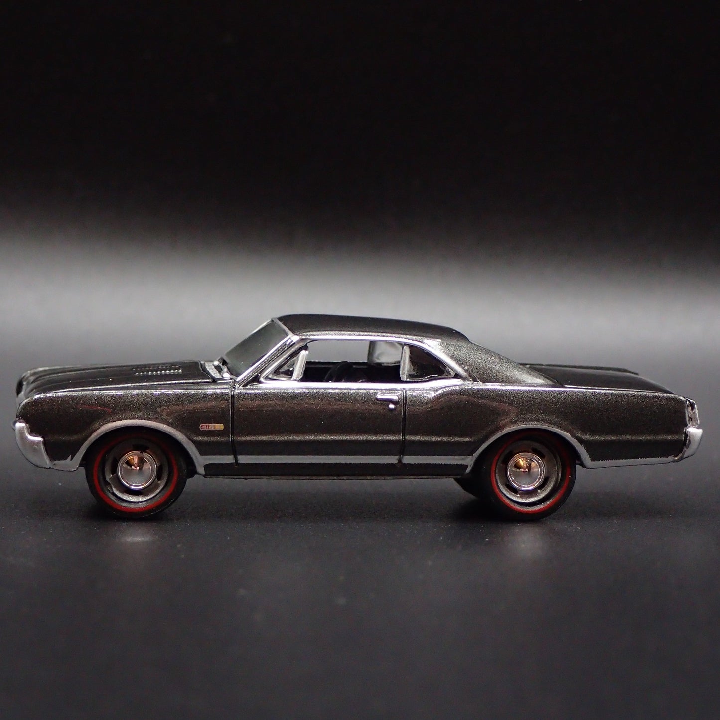 1967 67 OLDS OLDSMOBILE 442 W-30 RARE 1:64 SCALE DIORAMA DIECAST MODEL CAR