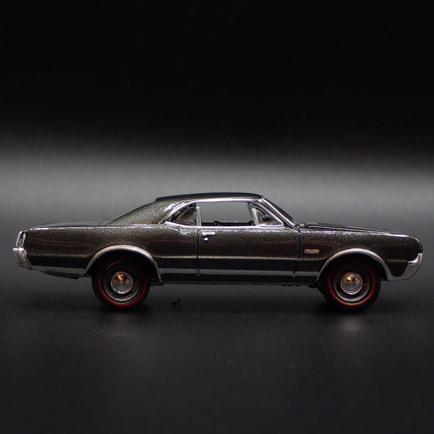 1967 67 OLDS OLDSMOBILE 442 W-30 RARE 1:64 SCALE DIORAMA DIECAST MODEL CAR