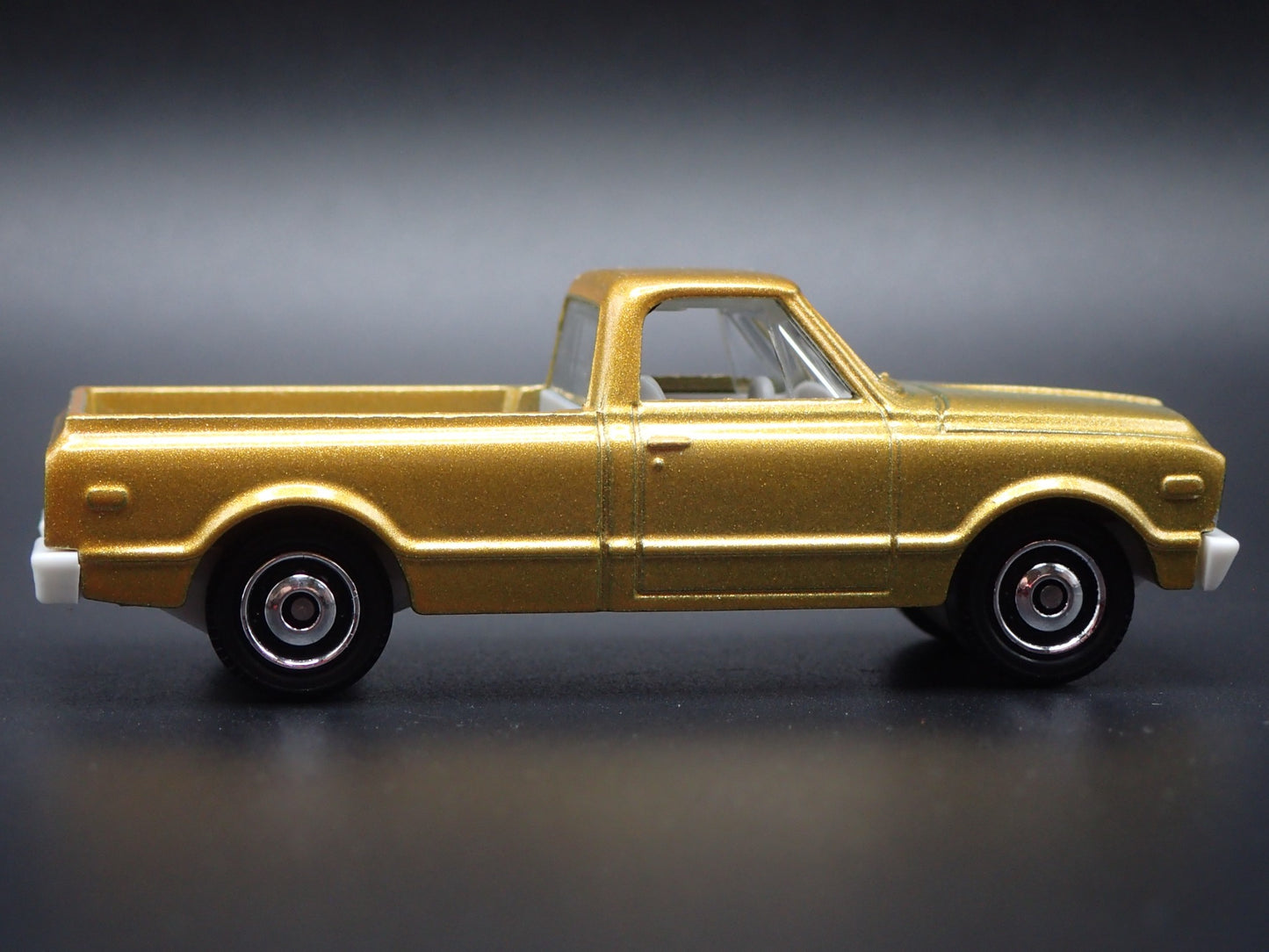 1968 68 CHEVY C10 PICKUP TRUCK SHORT BED  1:64 SCALE DIORAMA DIECAST MODEL CAR