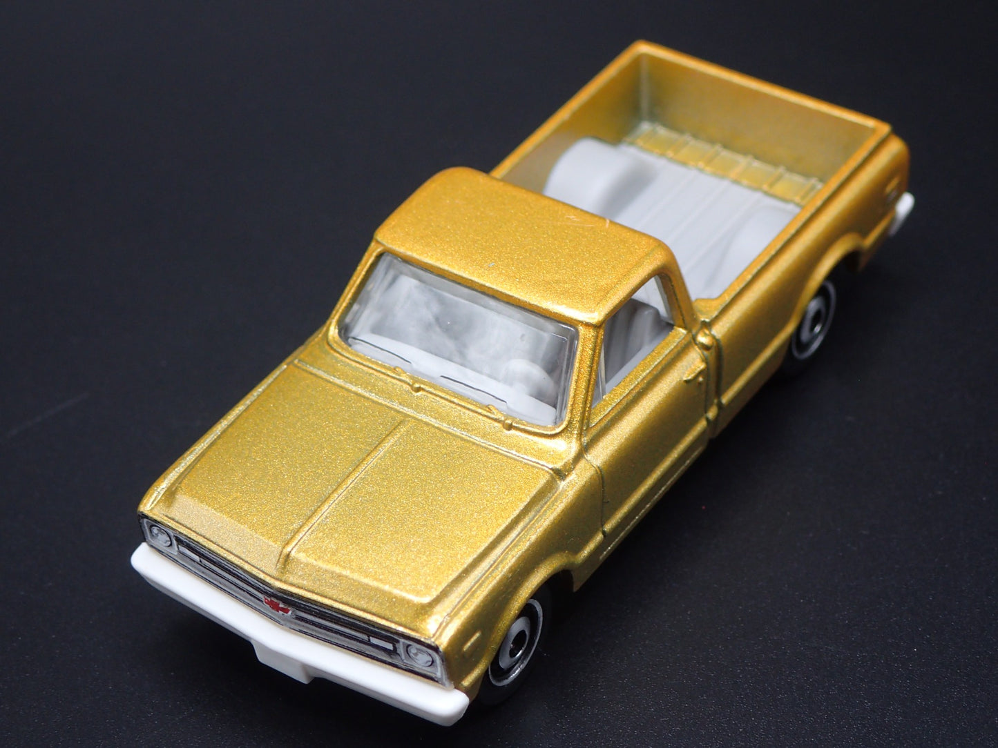 1968 68 CHEVY C10 PICKUP TRUCK SHORT BED  1:64 SCALE DIORAMA DIECAST MODEL CAR