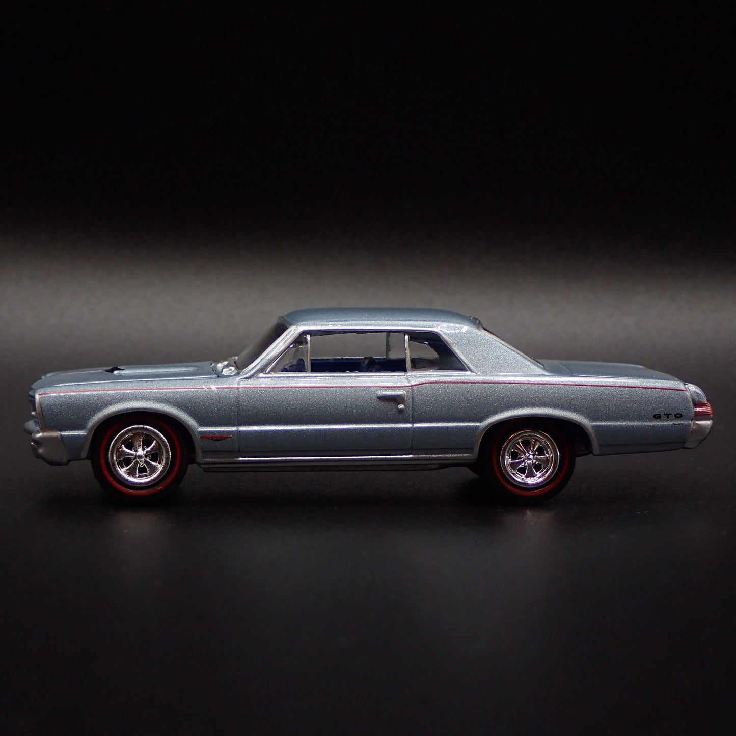 1965 65 PONTIAC GTO MUSCLE CAR 1/64 SCALE COLLECTIBLE DIORAMA DIECAST MODEL CAR