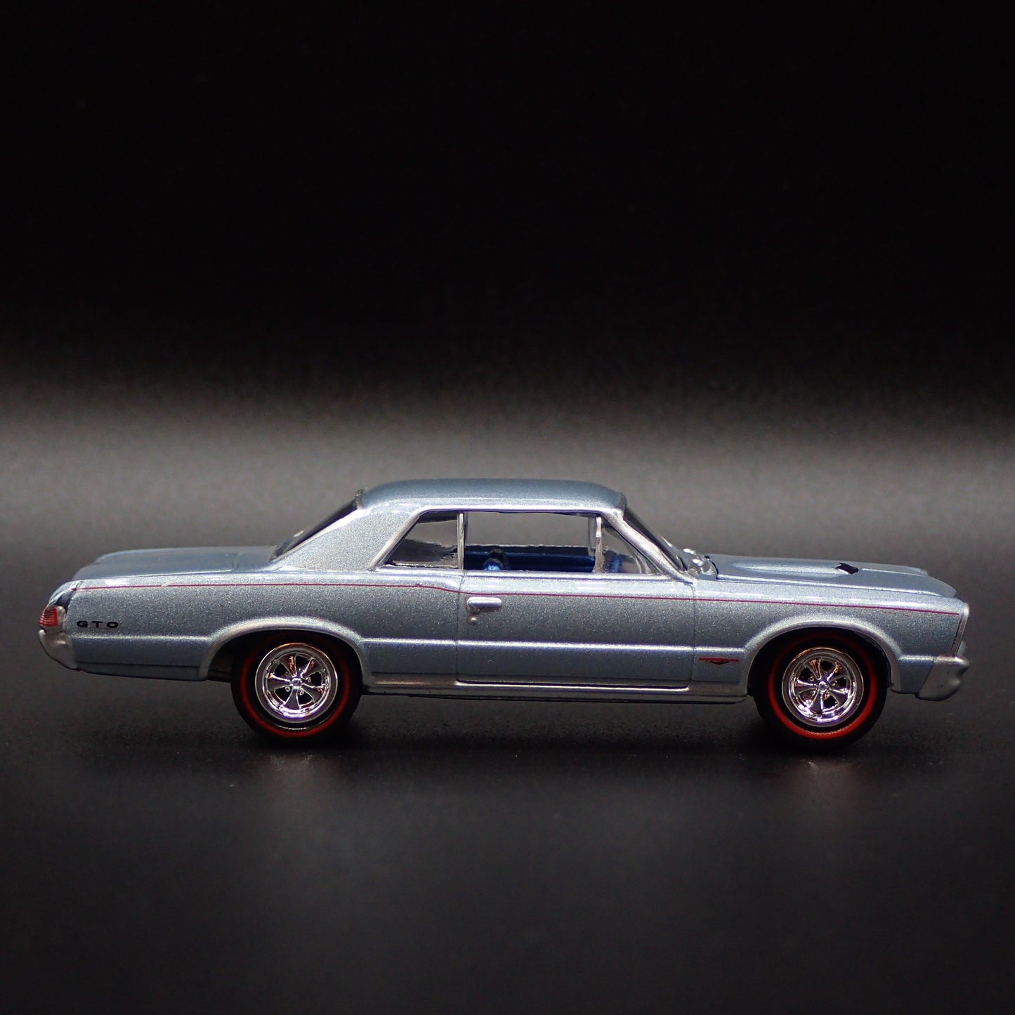 1965 65 PONTIAC GTO MUSCLE CAR 1/64 SCALE COLLECTIBLE DIORAMA DIECAST MODEL CAR