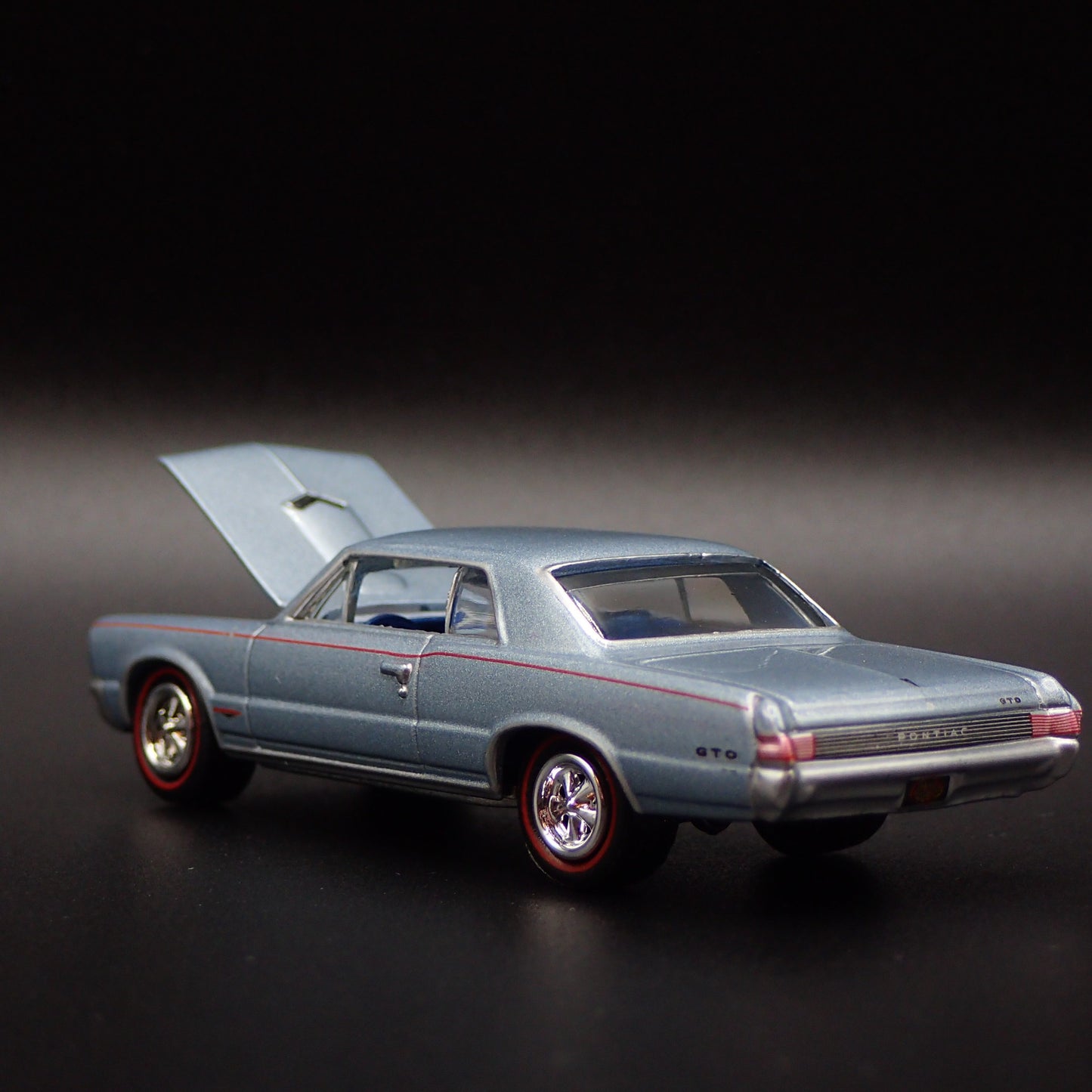 1965 65 PONTIAC GTO MUSCLE CAR 1/64 SCALE COLLECTIBLE DIORAMA DIECAST MODEL CAR