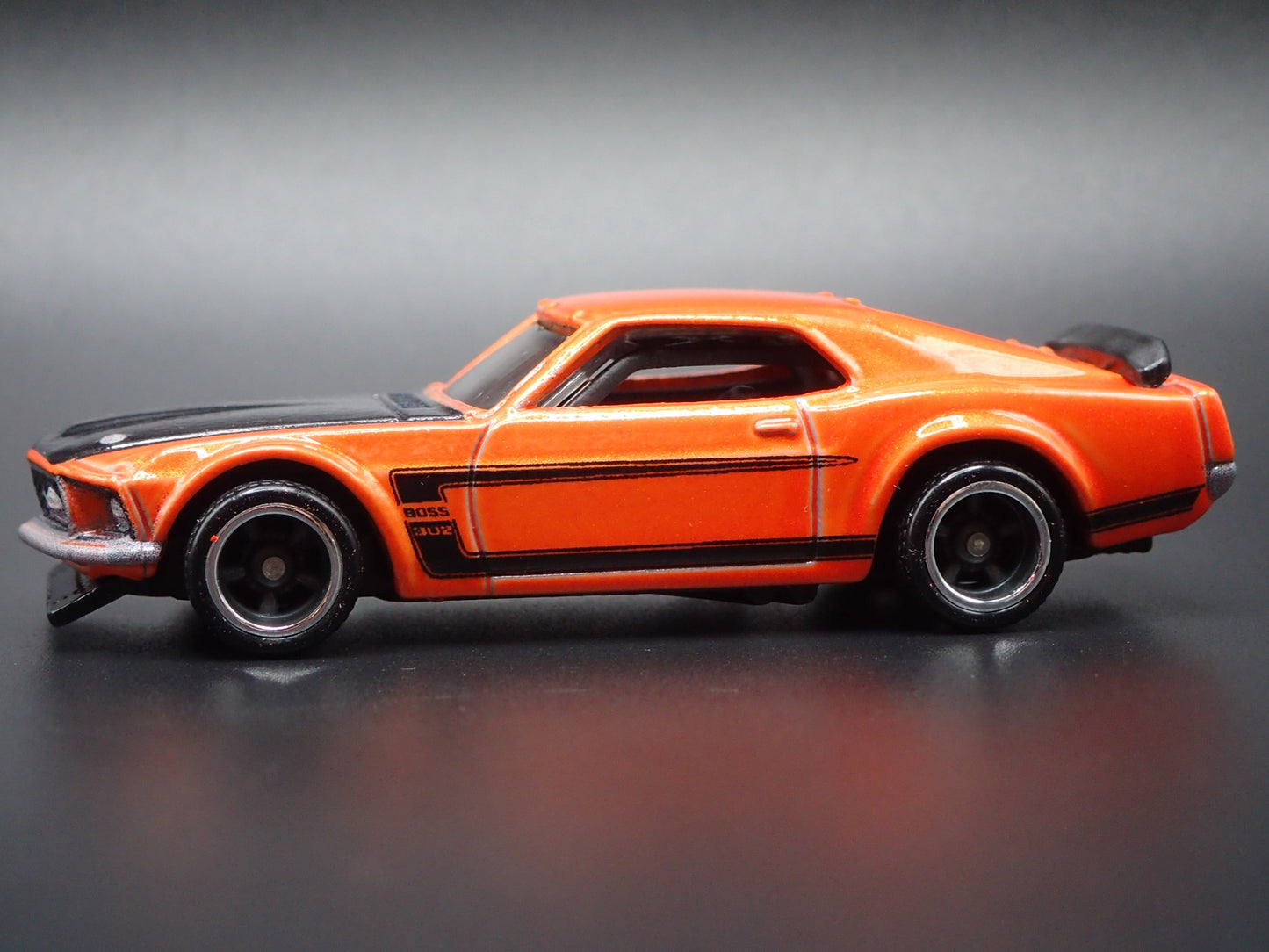 1969 69 FORD MUSTANG BOSS 302 ORANGE 1/64 SCALE COLLECTIBLE DIECAST MODEL CAR
