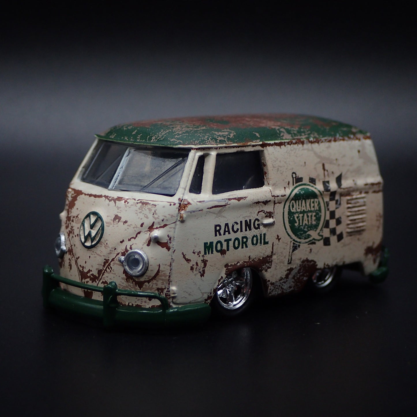 VW VOLKSWAGEN VW MINI BUS  VAN QUAKER STATE 1:64 SCALE DIORAMA DIECAST MODEL CAR