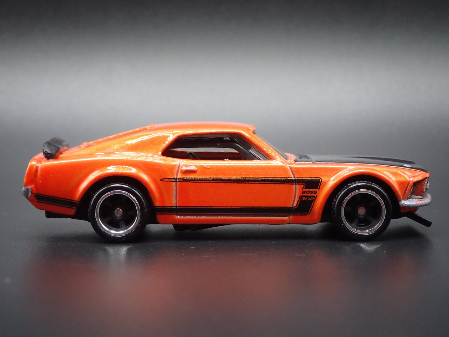 1969 69 FORD MUSTANG BOSS 302 ORANGE 1/64 SCALE COLLECTIBLE DIECAST MODEL CAR