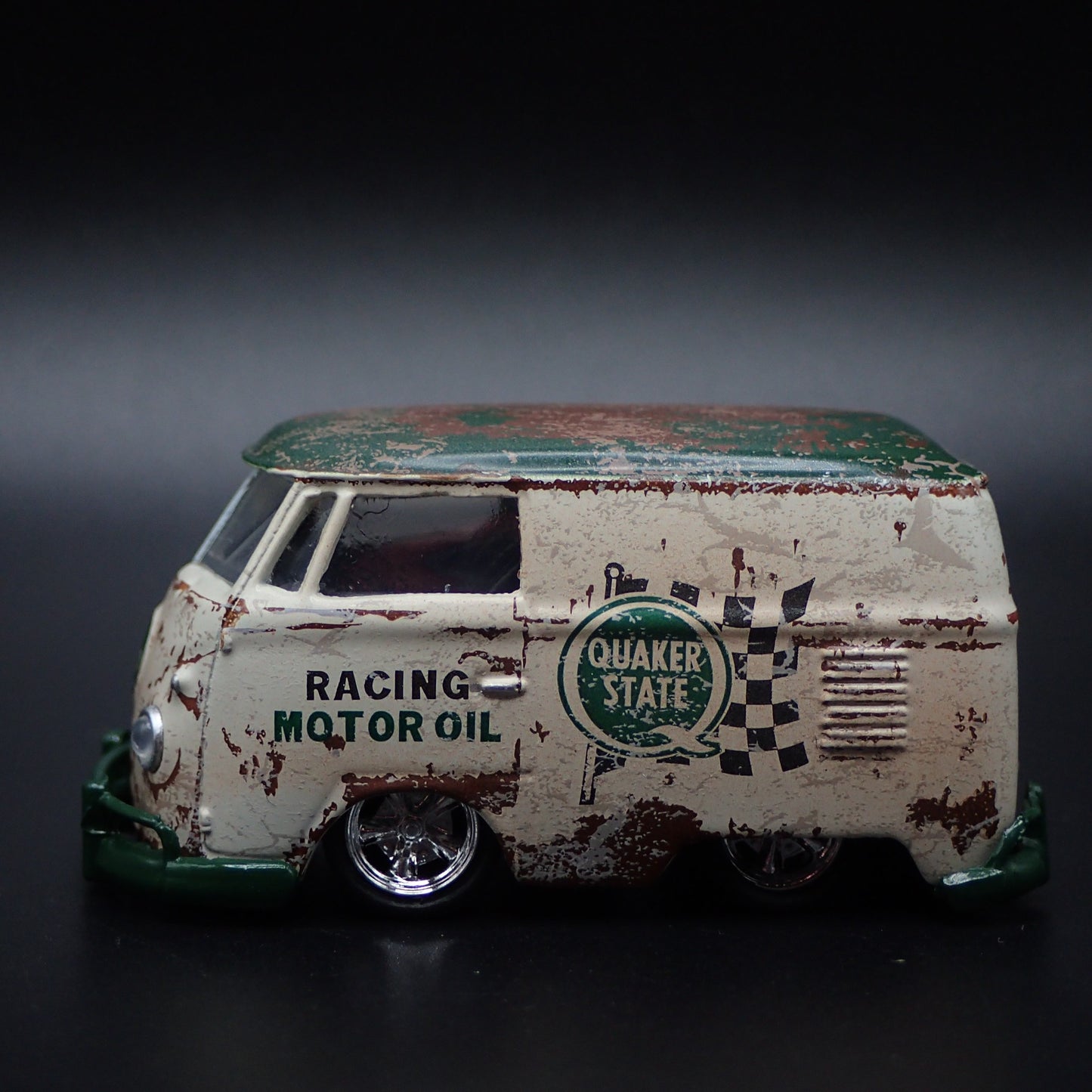 VW VOLKSWAGEN VW MINI BUS  VAN QUAKER STATE 1:64 SCALE DIORAMA DIECAST MODEL CAR