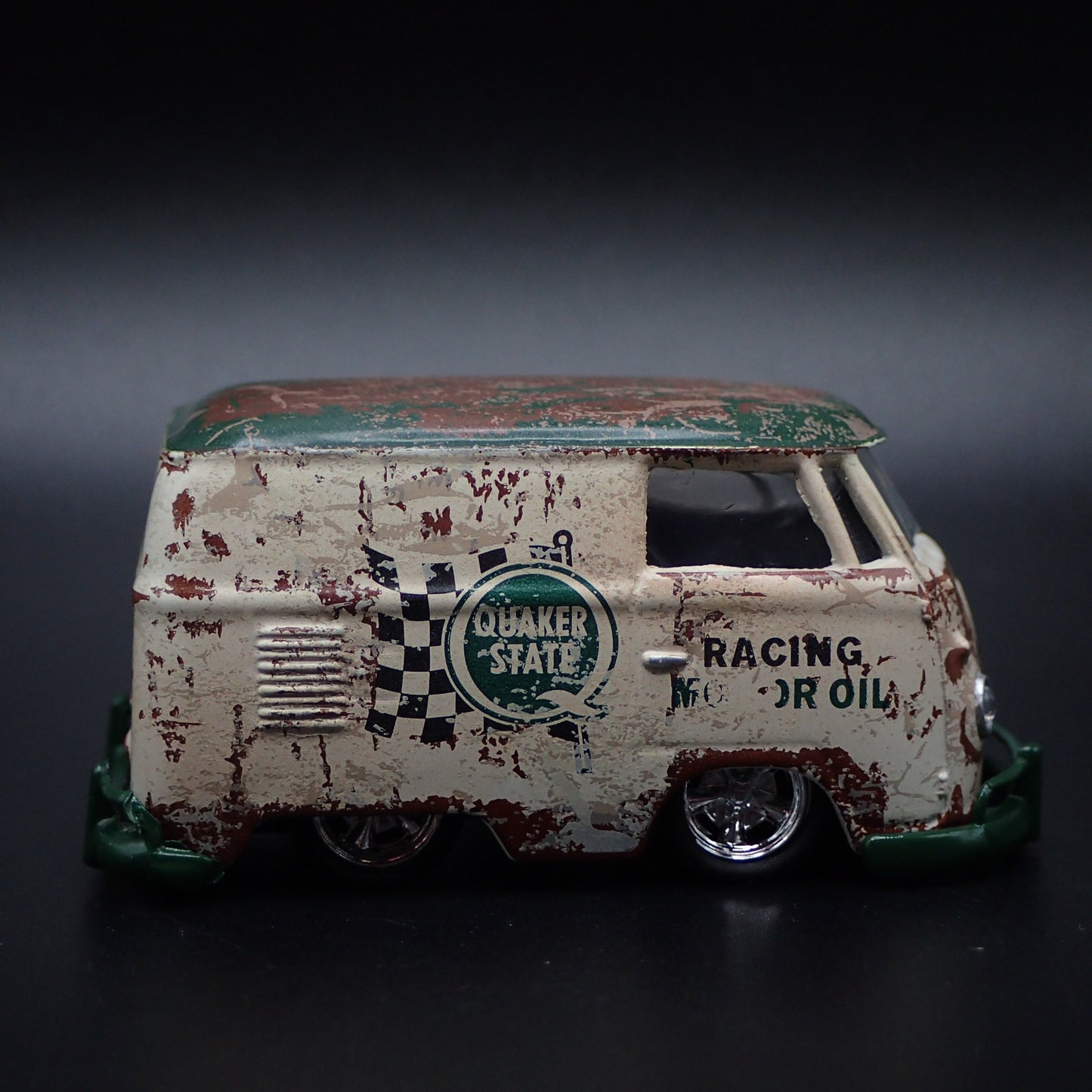 VW VOLKSWAGEN VW MINI BUS  VAN QUAKER STATE 1:64 SCALE DIORAMA DIECAST MODEL CAR