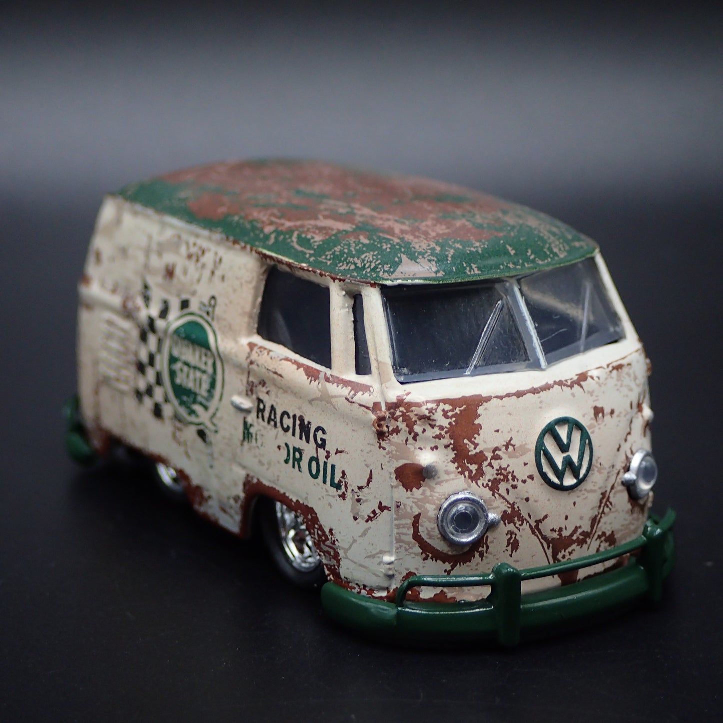 VW VOLKSWAGEN VW MINI BUS  VAN QUAKER STATE 1:64 SCALE DIORAMA DIECAST MODEL CAR