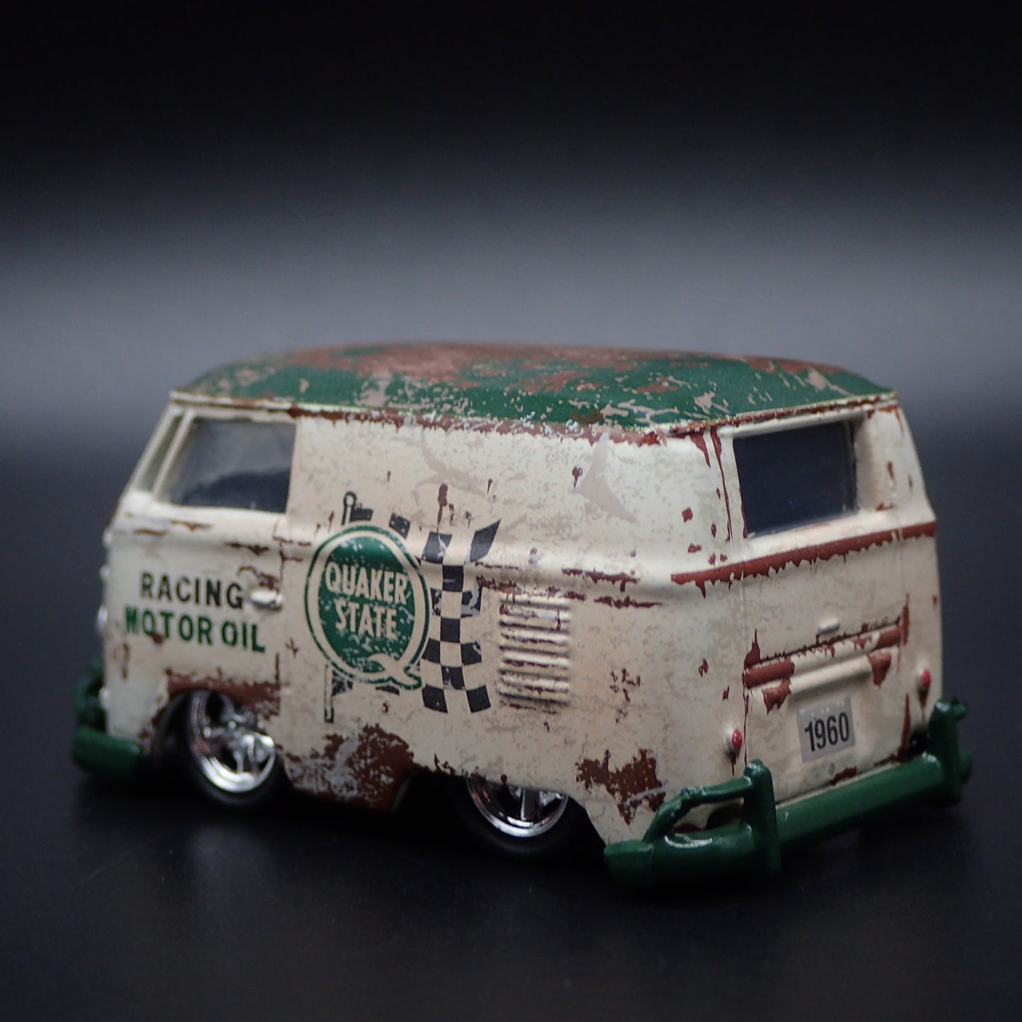 VW VOLKSWAGEN VW MINI BUS  VAN QUAKER STATE 1:64 SCALE DIORAMA DIECAST MODEL CAR
