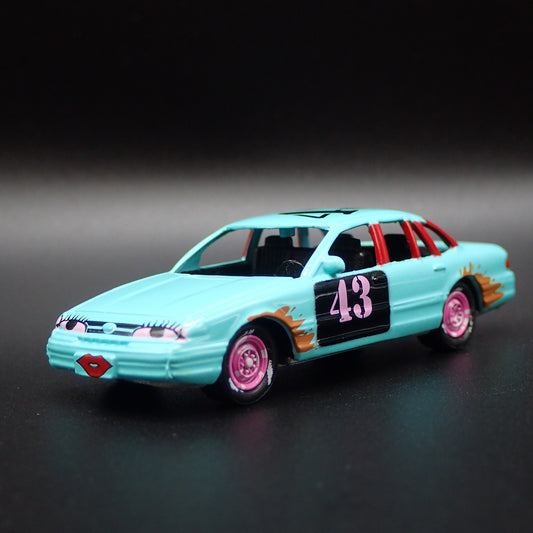 1997 97 FORD CROWN VICTORIA DEMOLITION DERBY TEAL 1:64 SCALE DIECAST MODEL CAR
