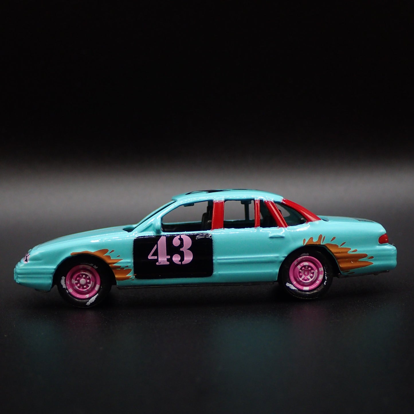 1997 97 FORD CROWN VICTORIA DEMOLITION DERBY TEAL 1:64 SCALE DIECAST MODEL CAR
