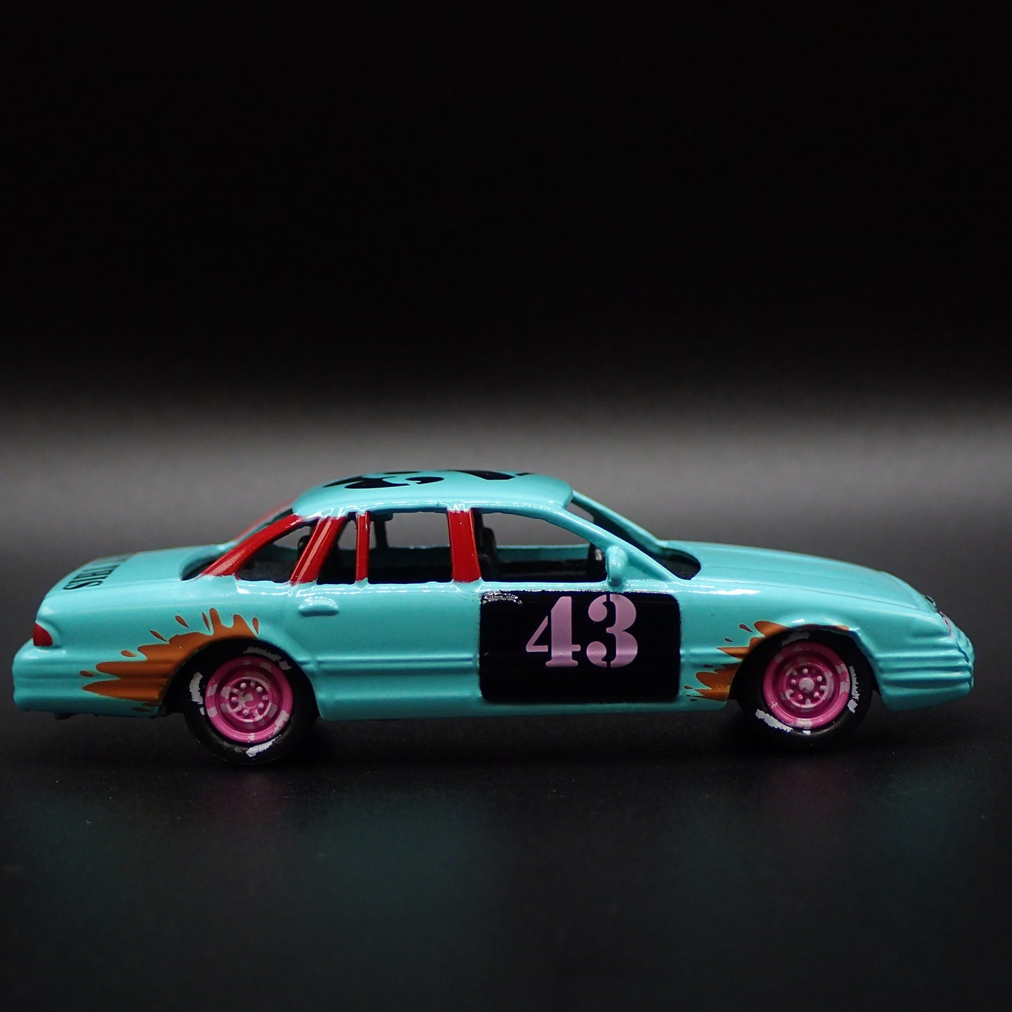 1997 97 FORD CROWN VICTORIA DEMOLITION DERBY TEAL 1:64 SCALE DIECAST MODEL CAR
