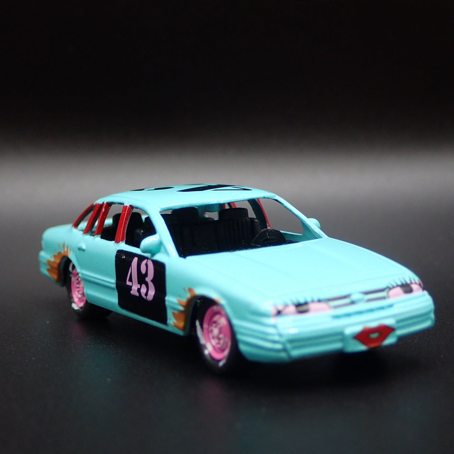 1997 97 FORD CROWN VICTORIA DEMOLITION DERBY TEAL 1:64 SCALE DIECAST MODEL CAR