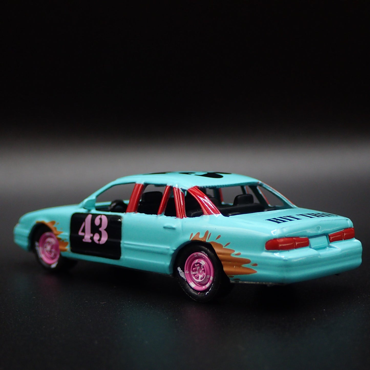 1997 97 FORD CROWN VICTORIA DEMOLITION DERBY TEAL 1:64 SCALE DIECAST MODEL CAR