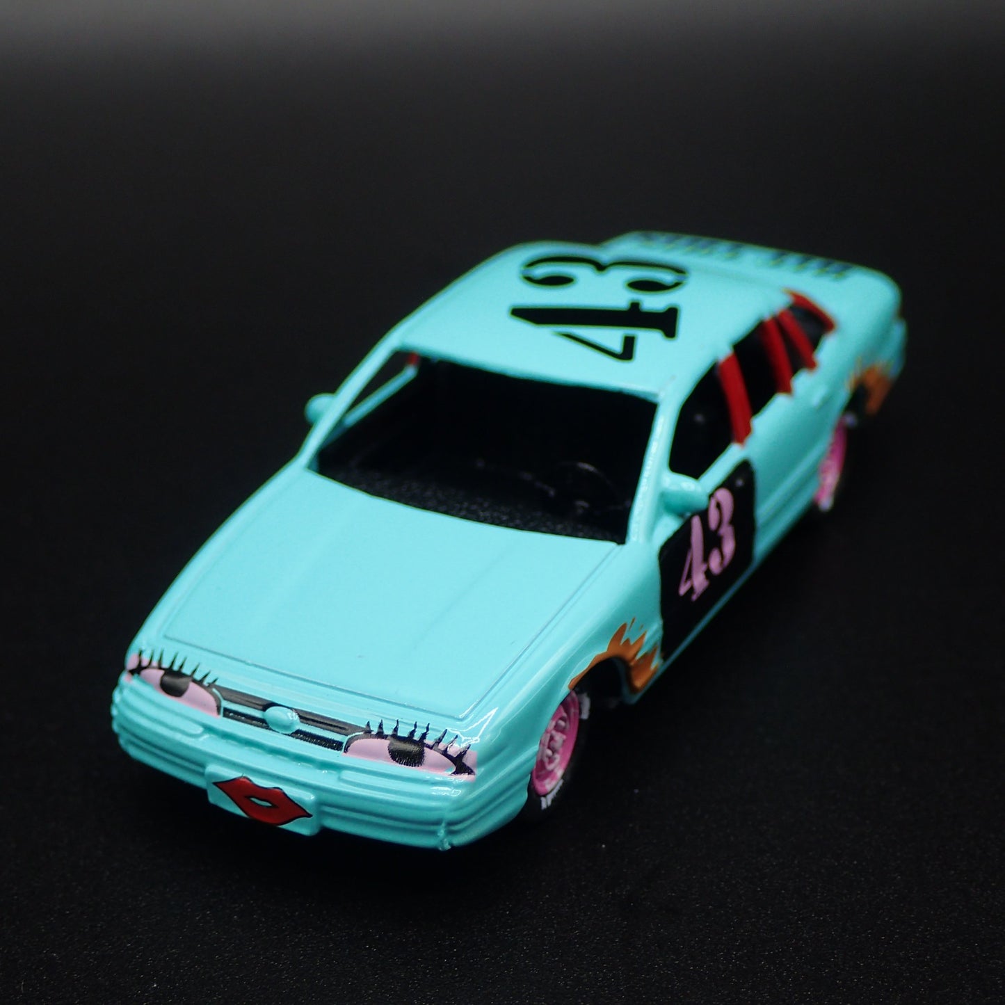 1997 97 FORD CROWN VICTORIA DEMOLITION DERBY TEAL 1:64 SCALE DIECAST MODEL CAR