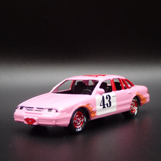 1997 97 FORD CROWN VICTORIA DEMOLITION DERBY PINK 1:64 SCALE DIECAST MODEL CAR