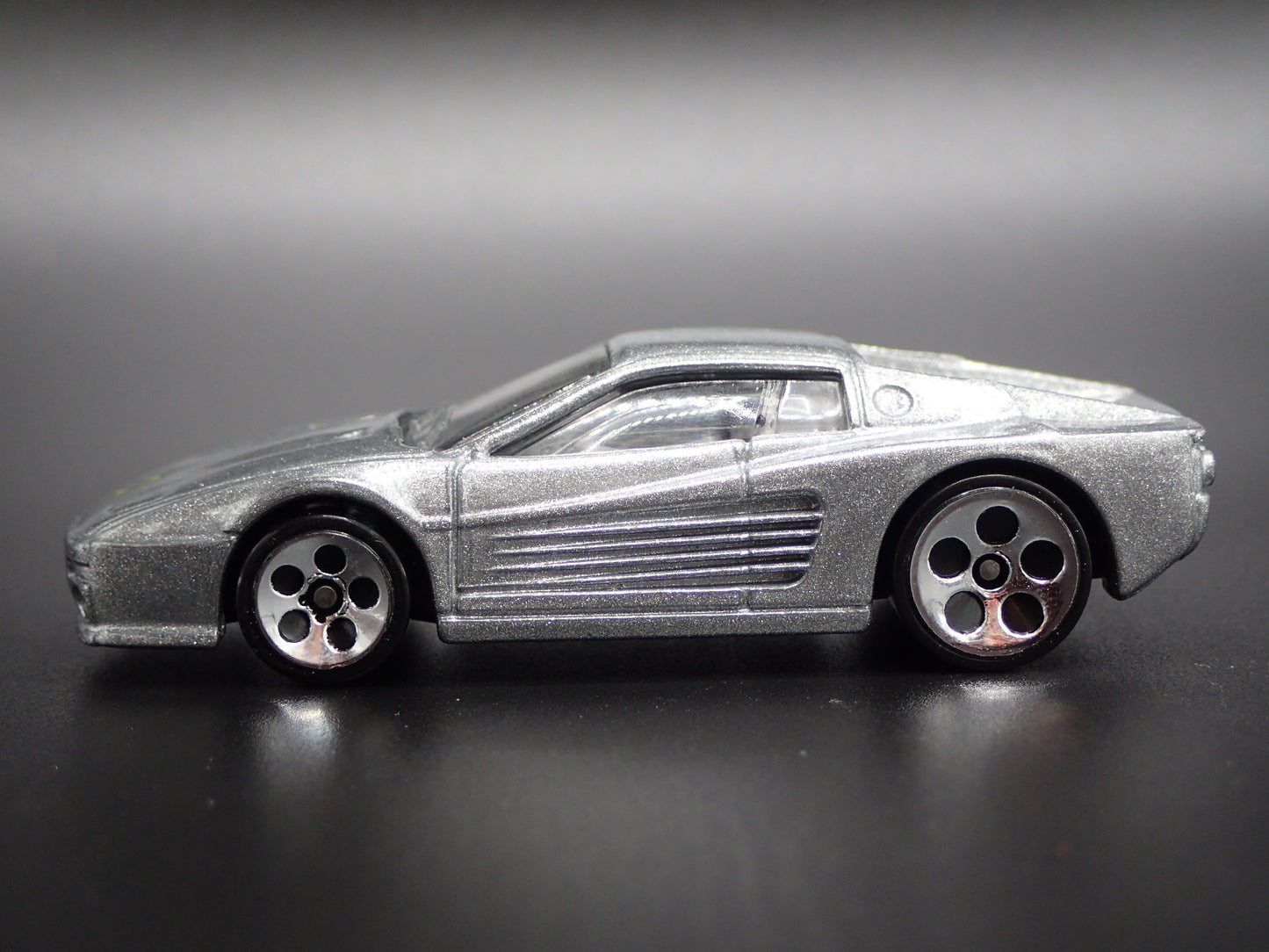 1994-1996 FERRARI F512M SUPER CAR SILVER 1:64 SCALE DIORAMA DIECAST MODEL CAR