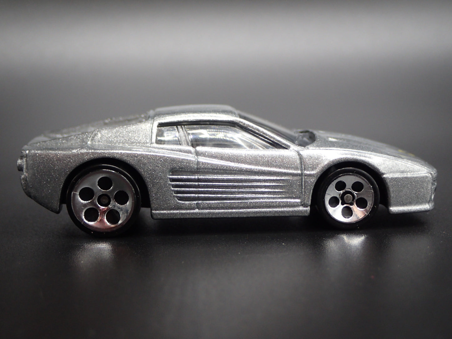 1994-1996 FERRARI F512M SUPER CAR SILVER 1:64 SCALE DIORAMA DIECAST MODEL CAR