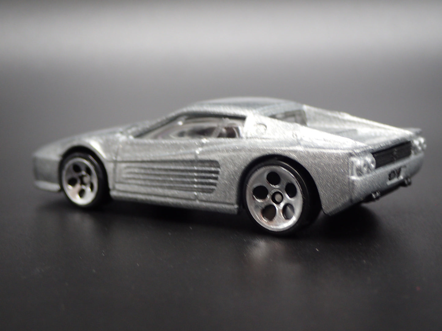 1994-1996 FERRARI F512M SUPER CAR SILVER 1:64 SCALE DIORAMA DIECAST MODEL CAR