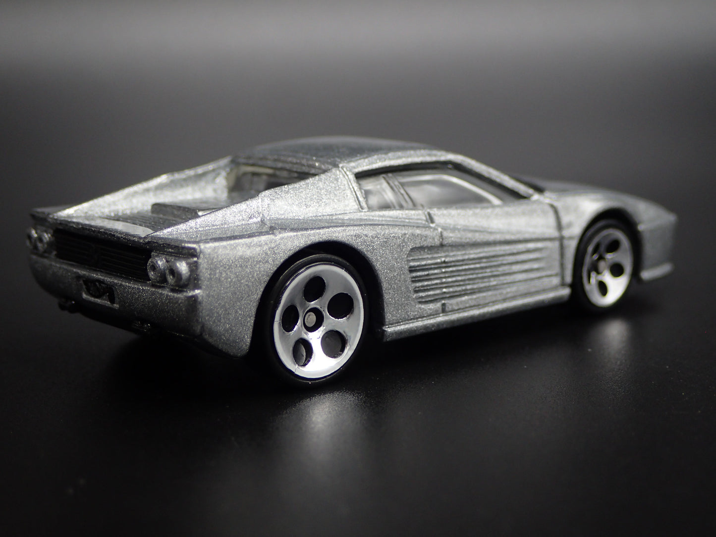 1994-1996 FERRARI F512M SUPER CAR SILVER 1:64 SCALE DIORAMA DIECAST MODEL CAR