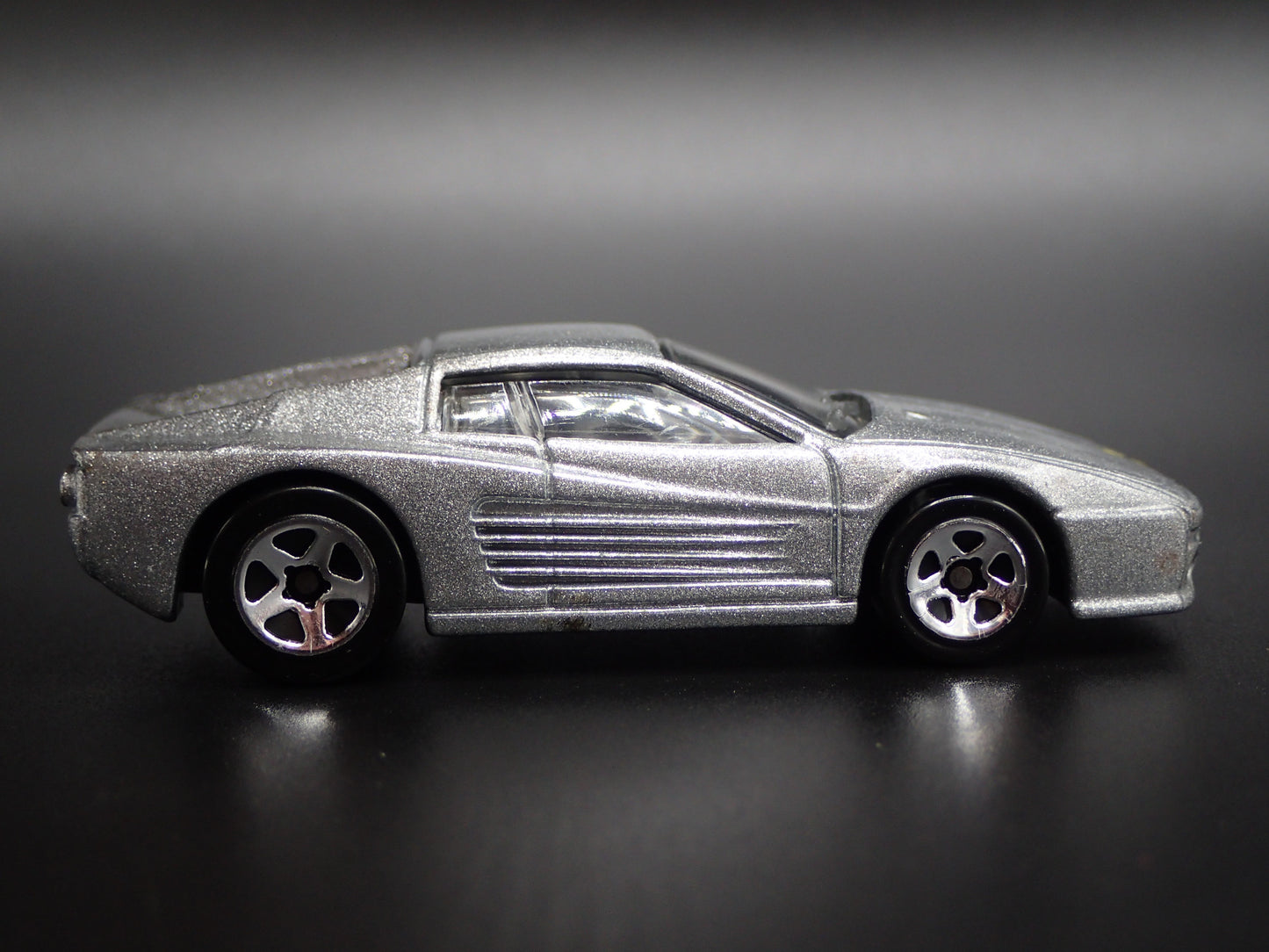 1994-1996 FERRARI F512M SUPER CAR SILVER 1:64 SCALE DIORAMA DIECAST MODEL CAR